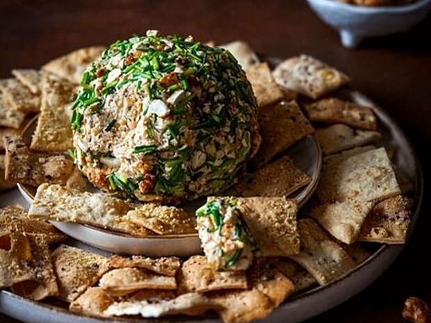 RECEPT: Pomazánková koule a sýrové krekry
