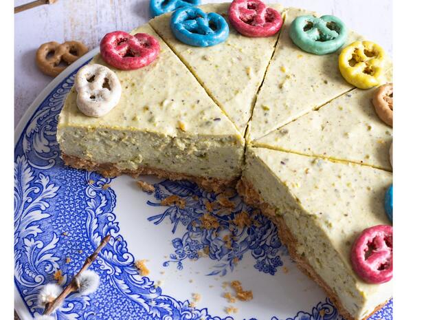 RECEPT: Nepečený pistáciový cheesecake s preclíky