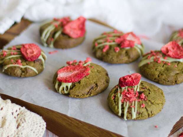 Matcha sušenky s lyofilizovanými jahodami