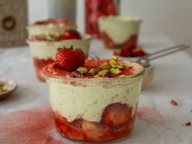 Letní pistáciovo-jahodové tiramisu
