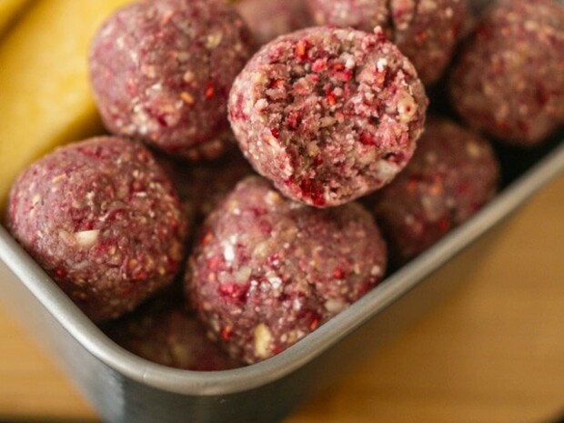 Cashew-Kugeln mit Himbeeren - Laktosefreier Snack für unterwegs