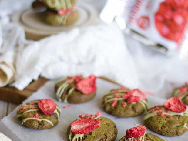 Matcha Kekse mit Erdbeeren