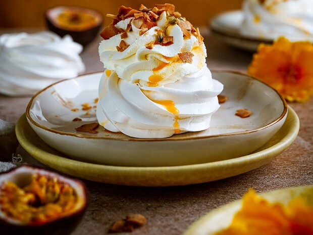 Mango-Pavlovas mit karamellisiertem Kokos