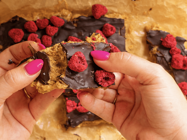 Barres fondantes chocolat, cacahuète & framboise — le goûter parfait de la rentrée