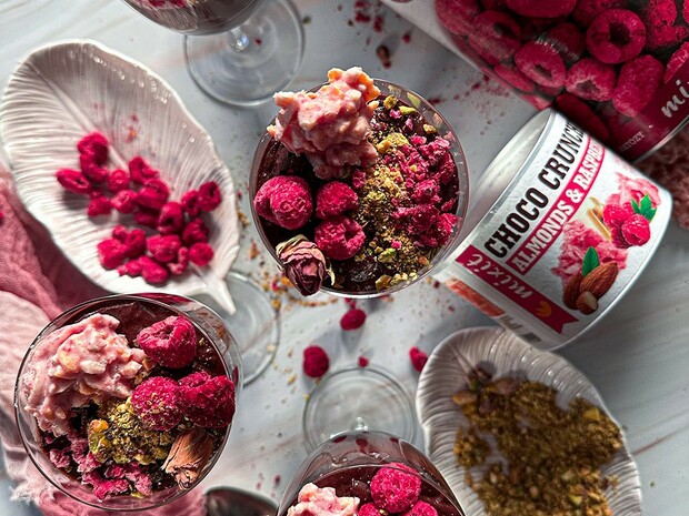 RECEPT: Csokoládés desszert pohárban, málnás Mixit crunchies csokival