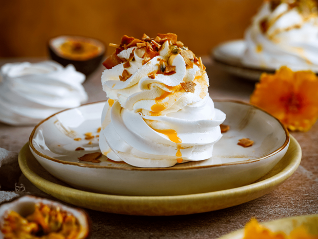 Mangós Pavlova karamelles kókuszchipsszel
