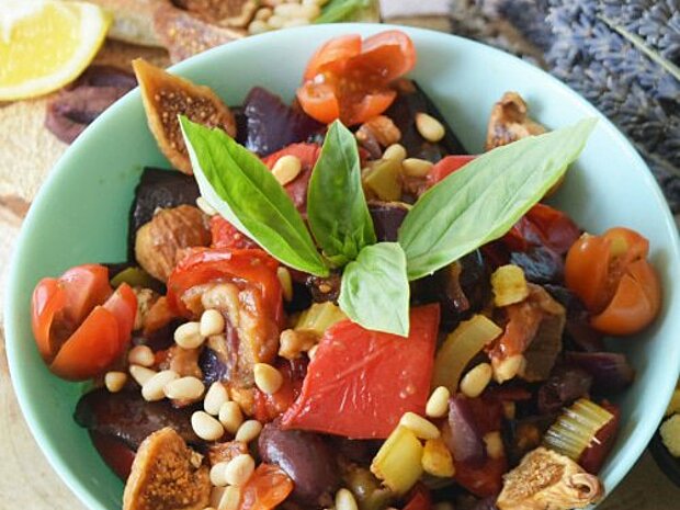 Grillowana Caponata z orzeszkami pini i suszonymi owocami