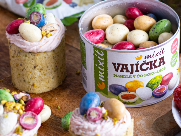 Pistacjowe roladki z truskawkowym kremem i kolorowymi jajeczkami Mixit