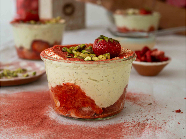 Letnie pistacjowo-truskawkowe tiramisu