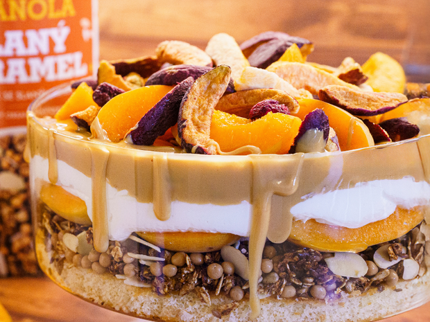 Letni karmelowy trifle z morelami – deser, który skradnie każde serce!