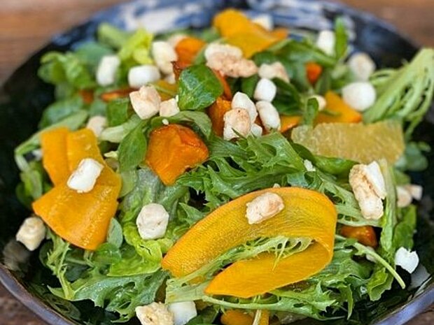 REȚETĂ: SALATĂ DE DOVLEAC CU BRÂNZĂ CROCANTĂ MIXIT