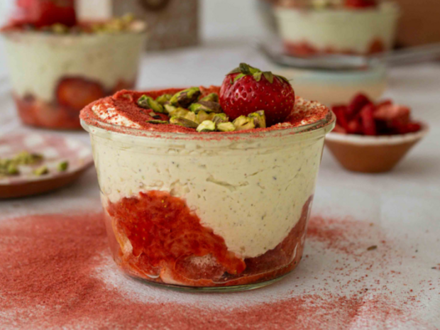 Tiramisu de vară cu fistic și căpșune