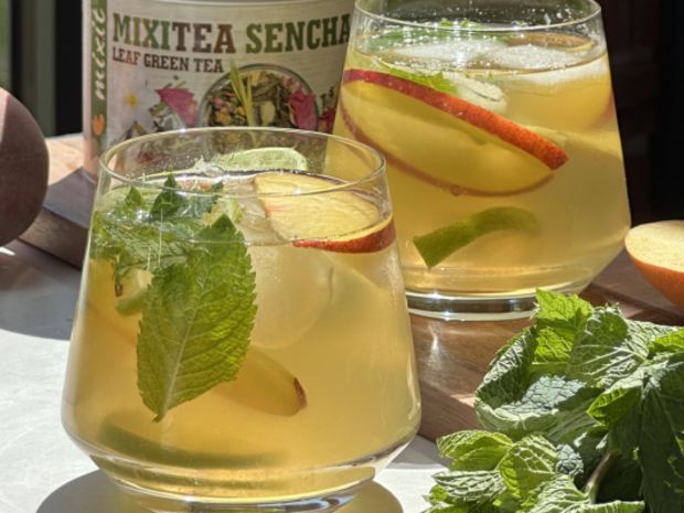 Cum să te răcorești în zilele toride: Rețeta perfectă de ceai verde cu piersici (fără zahăr!)