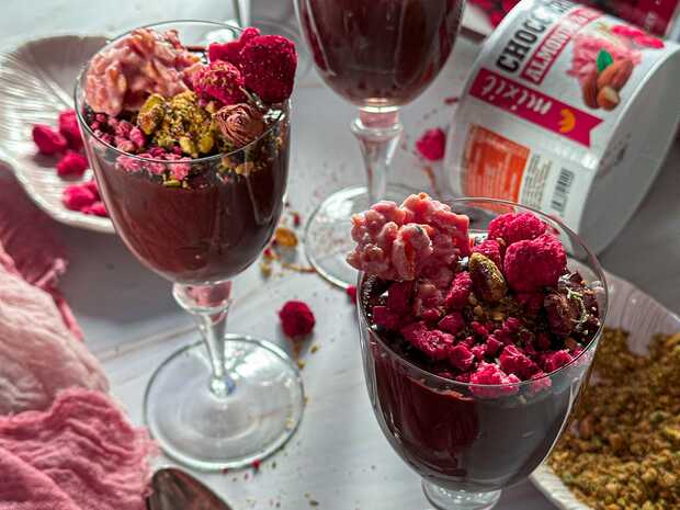 Recept: Čokoládový dezert do pohára s malinovými Mixit Crunchies