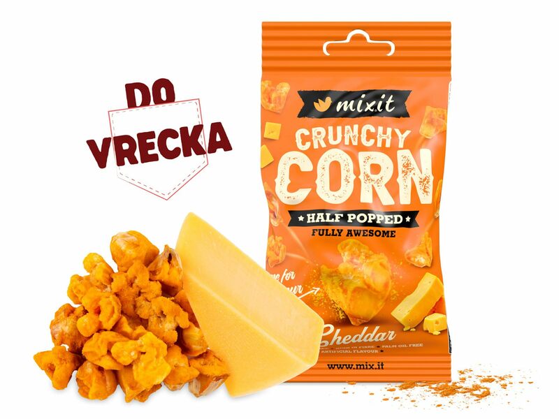 Čiastočne vypukaná kukurica Crunchy corn s príchuťou Cheddar do vrecka