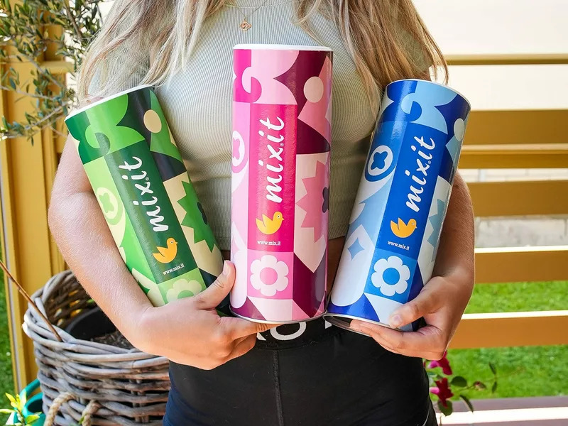 Rozkvetlá dárková krabice pro tři tubusy dárek od Mixit