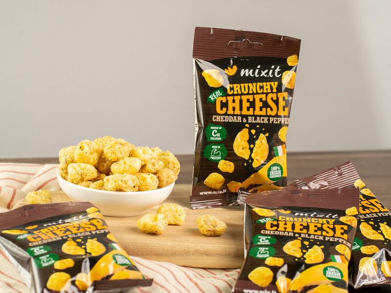 Křupavý sýr do kapsy – Irský cheddar s černým pepřem