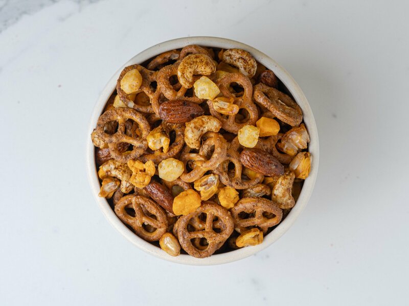 Crunchy mix – Fromage, noix et bretzels miel & piment