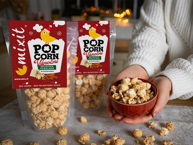sviatočný popcorn s bielou čokoládou a perníkovým korením pukance