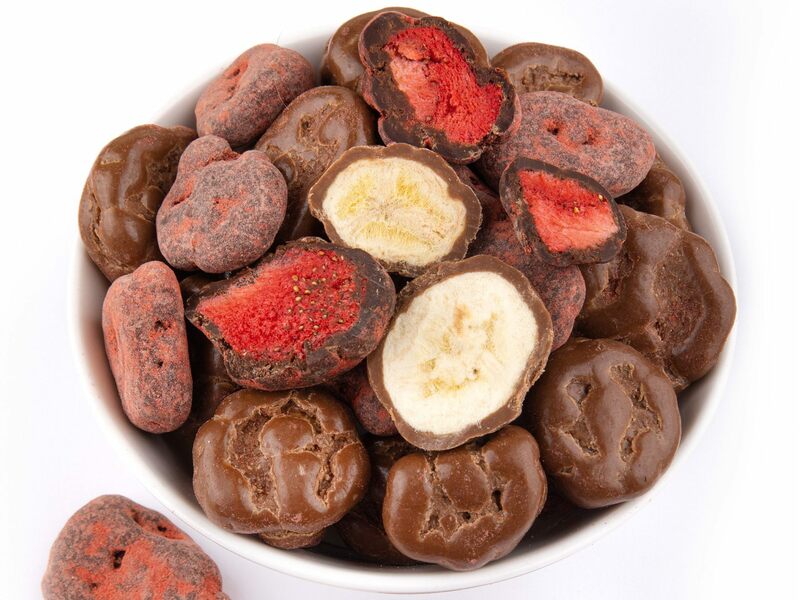 Bonbon Mixit cu banane și căpșune crocante în ciocolată