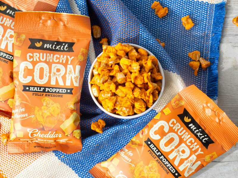 Mixit Crunchy corn – napůl vypukaný popcorn ve variantě Cheddar do kapsy
