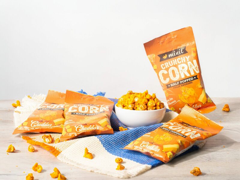 Mixit Crunchy corn – napůl vypukaný popcorn ve variantě Cheddar do kapsy