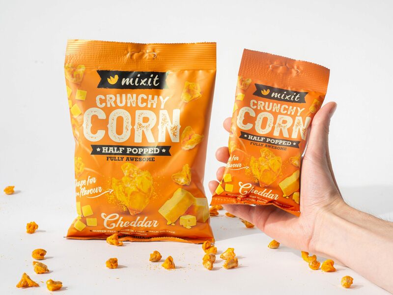 Mixit Crunchy corn – napůl vypukaný popcorn ve variantě Cheddar do kapsy
