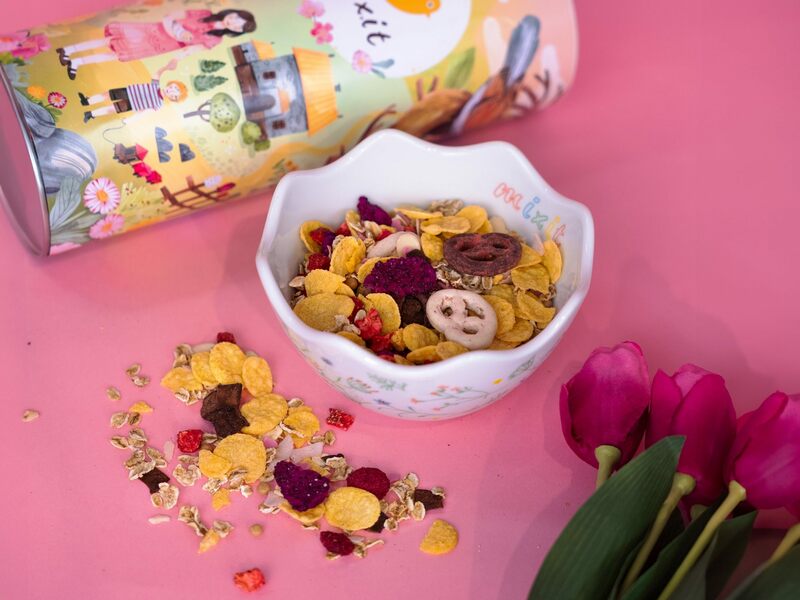 Muesli plin de fructe, nuci și ciocolată